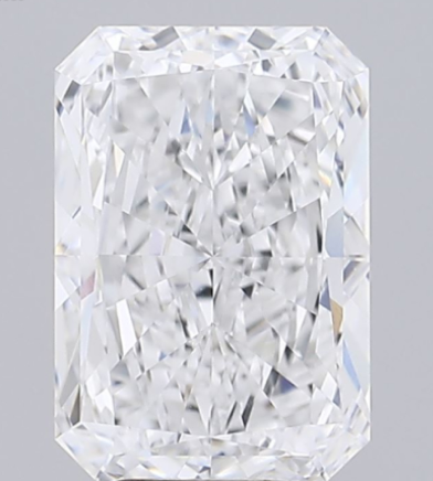 Radiant-cut diamond from Anny’s buying guide, with bright, finely broken-up reflections through the centre.
